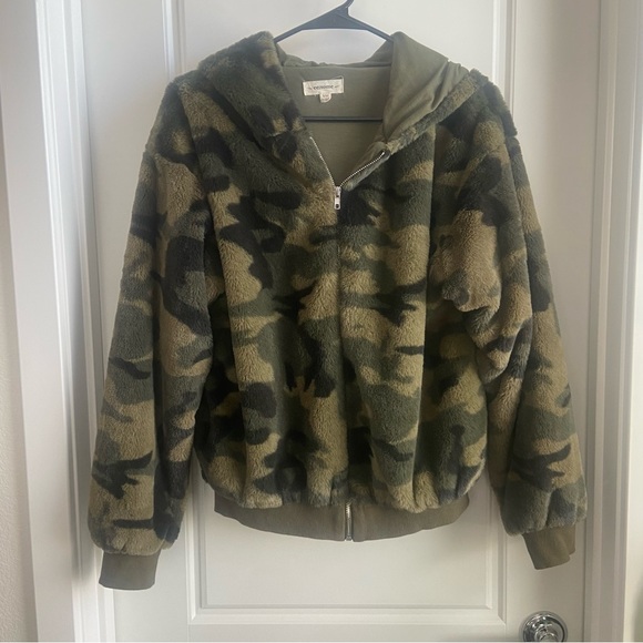 Donating soon Fur jacket - Picture 2 of 7